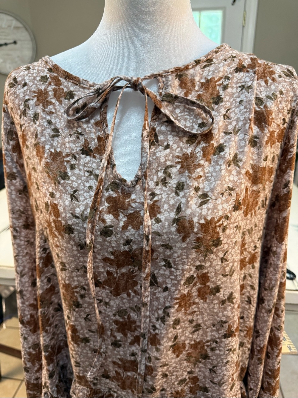 Veveret Boho Floral Tie-Front Peasant Blouse in Brown Floral - Picture 6 of 16